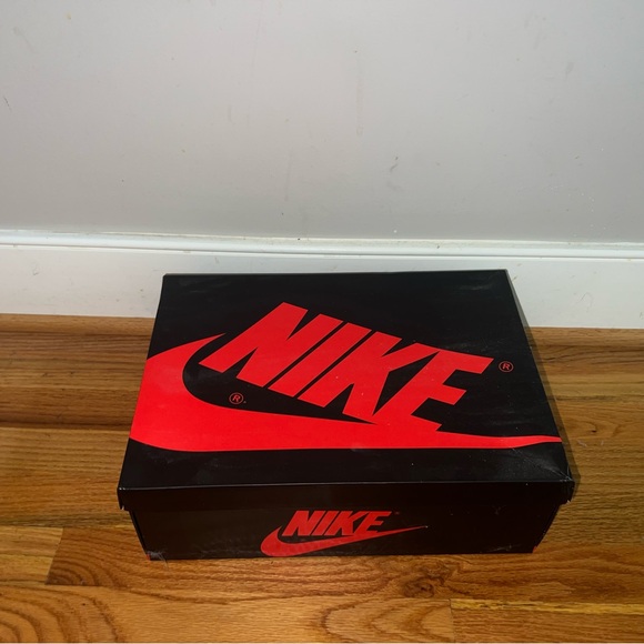 Air Jordan 1 Retro High OG “Court Purples” Perfect Condition, Comes with tag - Picture 7 of 7